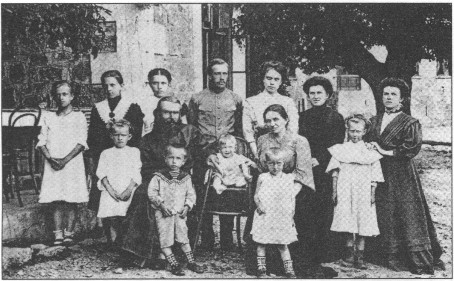 Семья Ундольских. В центре сидит настоятель храма Воскресения Христова в Форосе отец Павел Ундольский. За ним стоит сын Василий (расстрелян в декабре 1920 г. в Багреевке). Фото около 1918 г., Форос. Собрание семьи Ундольских (г. Владимир) Семья Ундольских. В центре сидит настоятель храма Воскресения Христова в Форосе отец Павел Ундольский. За ним стоит сын Василий (расстрелян в декабре 1920 г. в Багреевке). Фото около 1918 г., Форос. Собрание семьи Ундольских (г. Владимир)