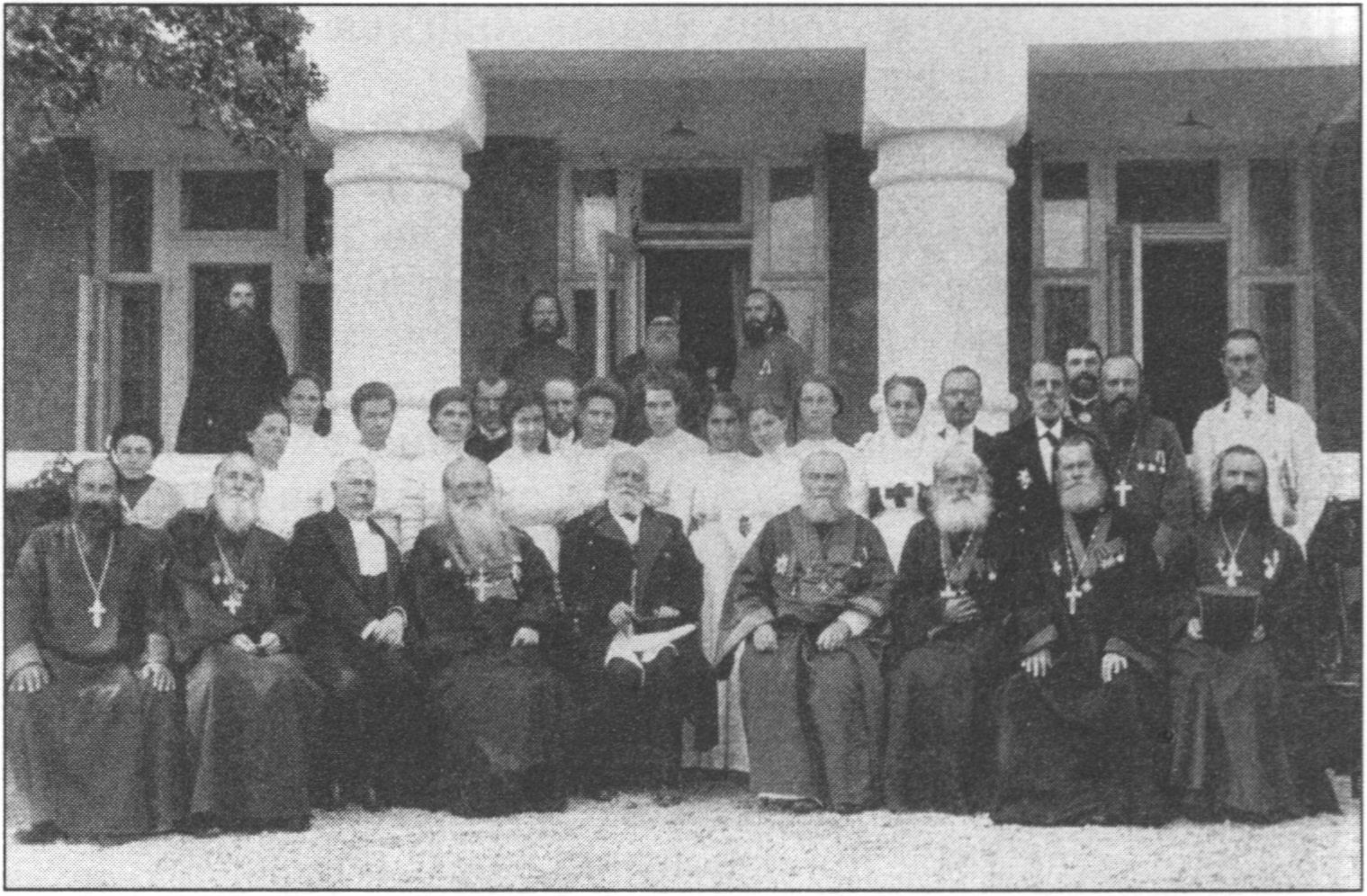 Алупка. Медицинский персонал и крымское духовенство в день освящения и открытия санатория. Фото А.Э. Циммермана, 22 октября (по ст. ст.) 1913 г. Фонды Алупкинского музея-заповедника. Публикуется впервые Алупка. Медицинский персонал и крымское духовенство в день освящения и открытия санатория. Фото А.Э. Циммермана, 22 октября (по ст. ст.) 1913 г. Фонды Алупкинского музея-заповедника. Публикуется впервые