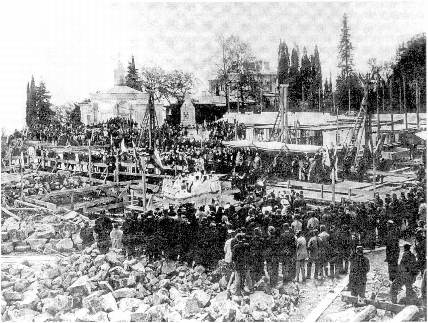 Освящение закладки фундамента нового дворца. На втором плане — Крестовоздвиженская церковь, звонница и дом Министра Двора. 23 апреля 1910 г Освящение закладки фундамента нового дворца. На втором плане — Крестовоздвиженская церковь, звонница и дом Министра Двора. 23 апреля 1910 г