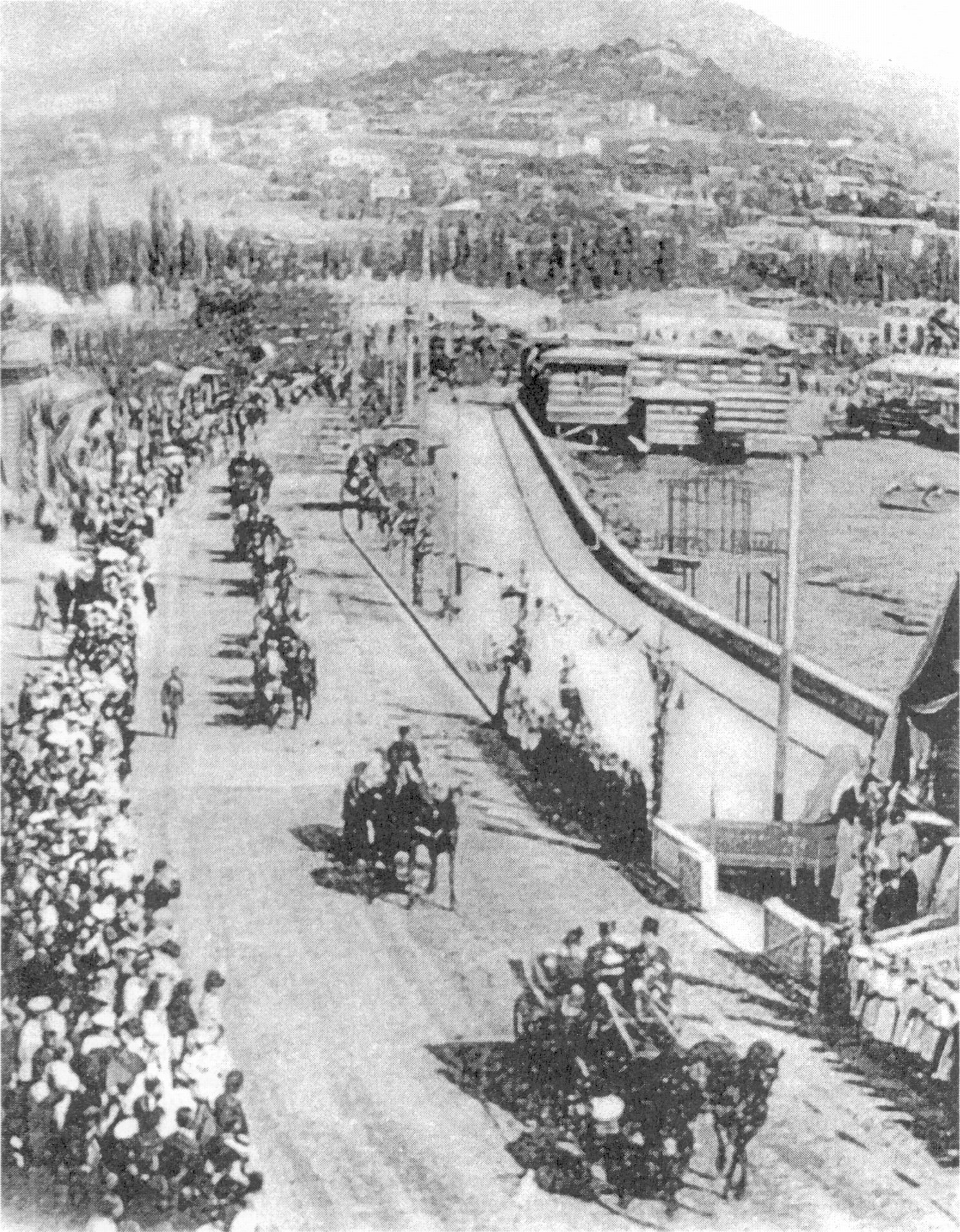Набережная Ялты. Царский кортеж направляется в Ливадию на освящение нового дворца. 20 сентября 1911 г