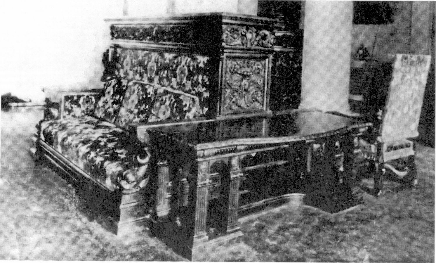 Интерьеры Ливадийского дворца. Мебель парадного вестибюля. 1912 г