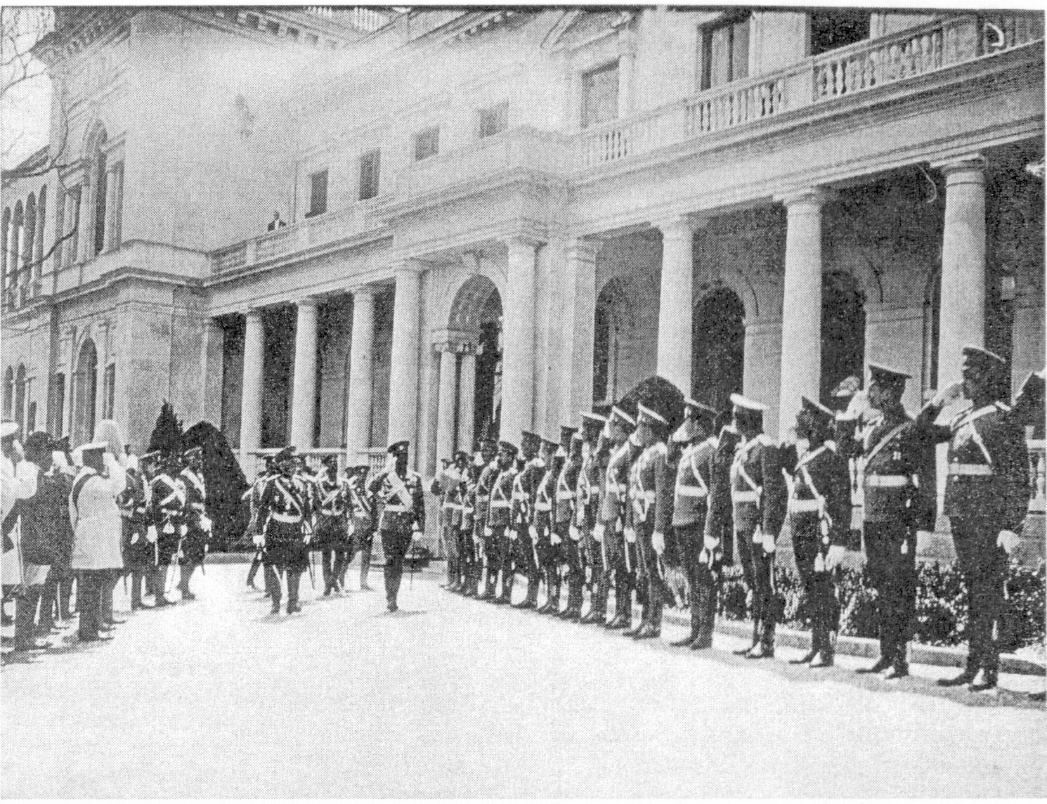 Ливадийский дворец, Северный фасад. Николай II приветствует офицеров полков, расквартированных на Южном берегу Крыма. 1912 г