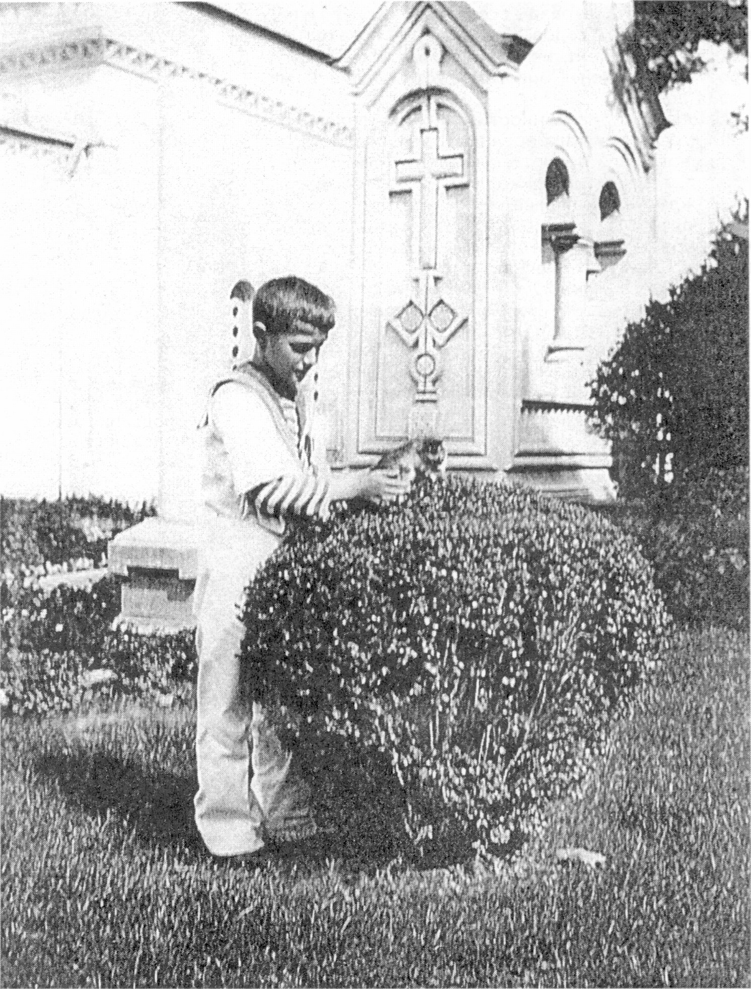 Звонница Крестовоздвиженской церкви. На первом плане — цесаревич Алексей играет со щенком. Октябрь 1913 г Звонница Крестовоздвиженской церкви. На первом плане — цесаревич Алексей играет со щенком. Октябрь 1913 г