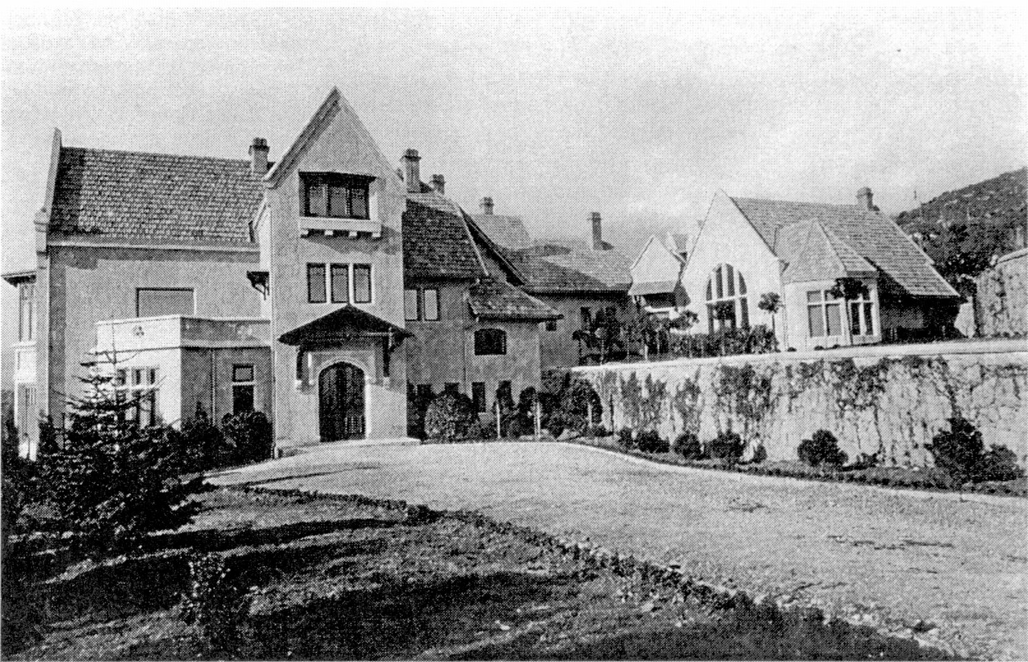 Дворец в имении «Харакс». Главный вход и Свитский флигель. 1905—1907 гг