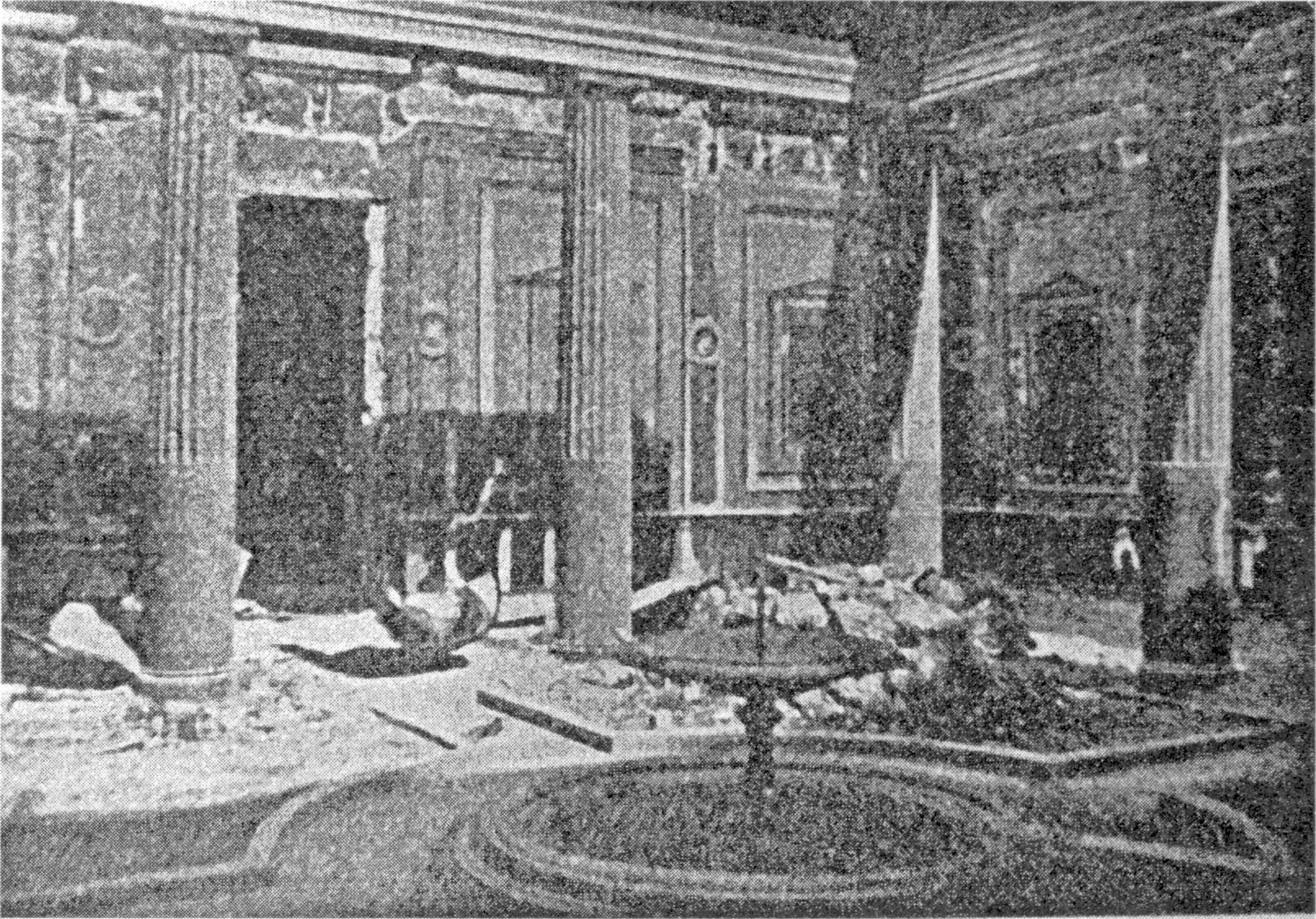 Вид внутреннего двора (атриума) дворца в Ореанде после пожара 1881 года. Из уцелевших колонн и антаблемента Н.П. Краснов соорудил оригинальную «античную» беседку в парке имения «Харакс»