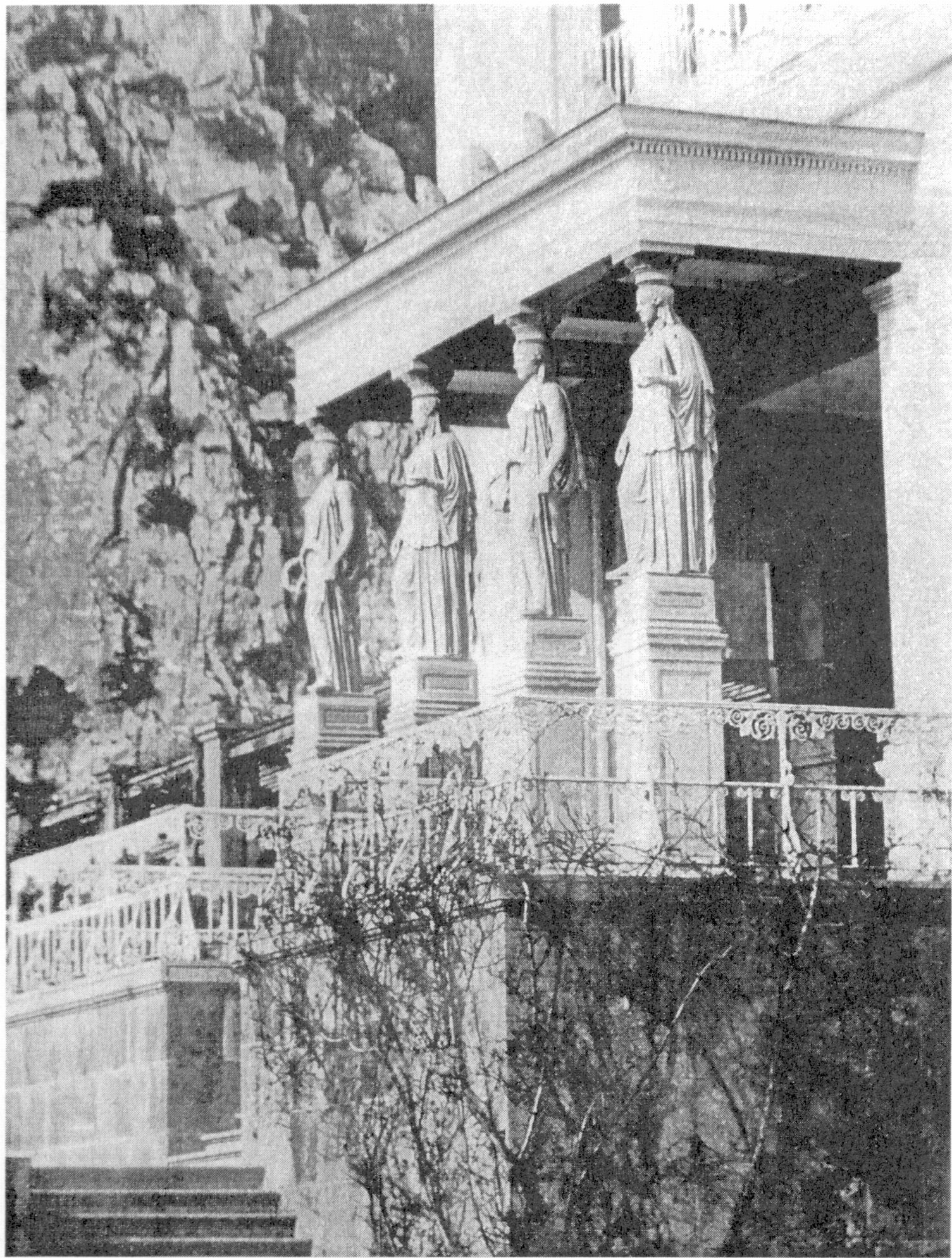 Дворец в Ореанде. Фрагмент фасада. Архитектор А.И. Штакеншнейдер Дворец в Ореанде. Фрагмент фасада. Архитектор А.И. Штакеншнейдер