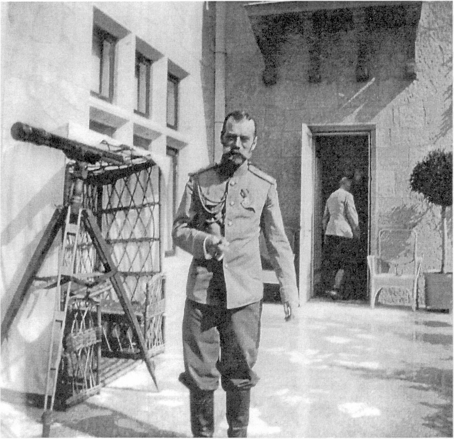 Николай II во время осмотра имения «Харакс». 1909 г