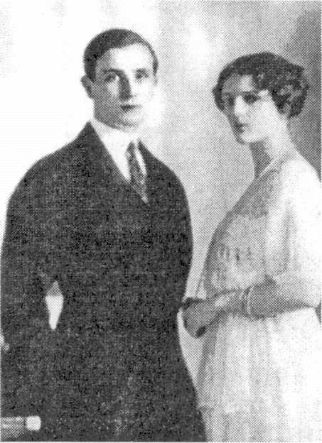 Князь Ф.Ф. Юсупов-младший с невестой, княжной Императорской крови Ириной Александровной. 1913 г Князь Ф.Ф. Юсупов-младший с невестой, княжной Императорской крови Ириной Александровной. 1913 г