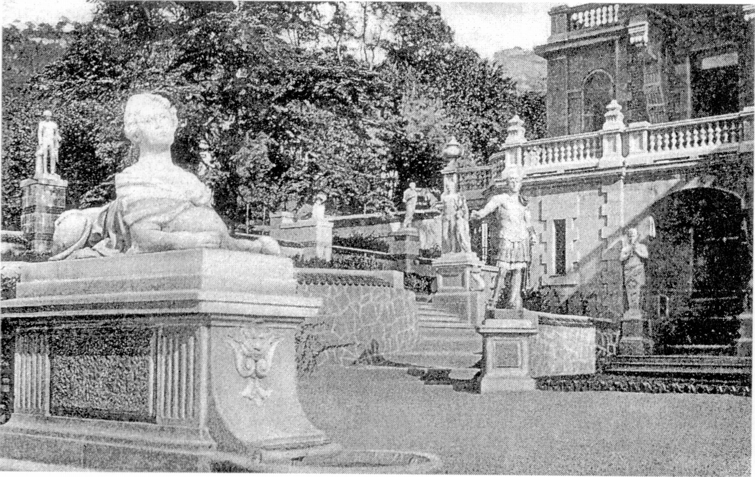 Скульптура на Большой террасе Массандровского дворца. С открытки начала XX века