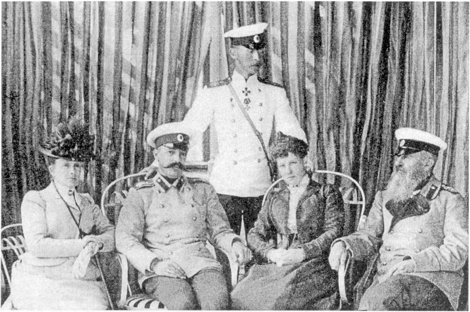 В. кн. Дмитрий Константинович (стоит), сидят — справа в. кн. Михаил Николаевич, в центре — в. кн. Георгий Михайлович и в. кн. Мария Георгиевна В. кн. Дмитрий Константинович (стоит), сидят — справа в. кн. Михаил Николаевич, в центре — в. кн. Георгий Михайлович и в. кн. Мария Георгиевна