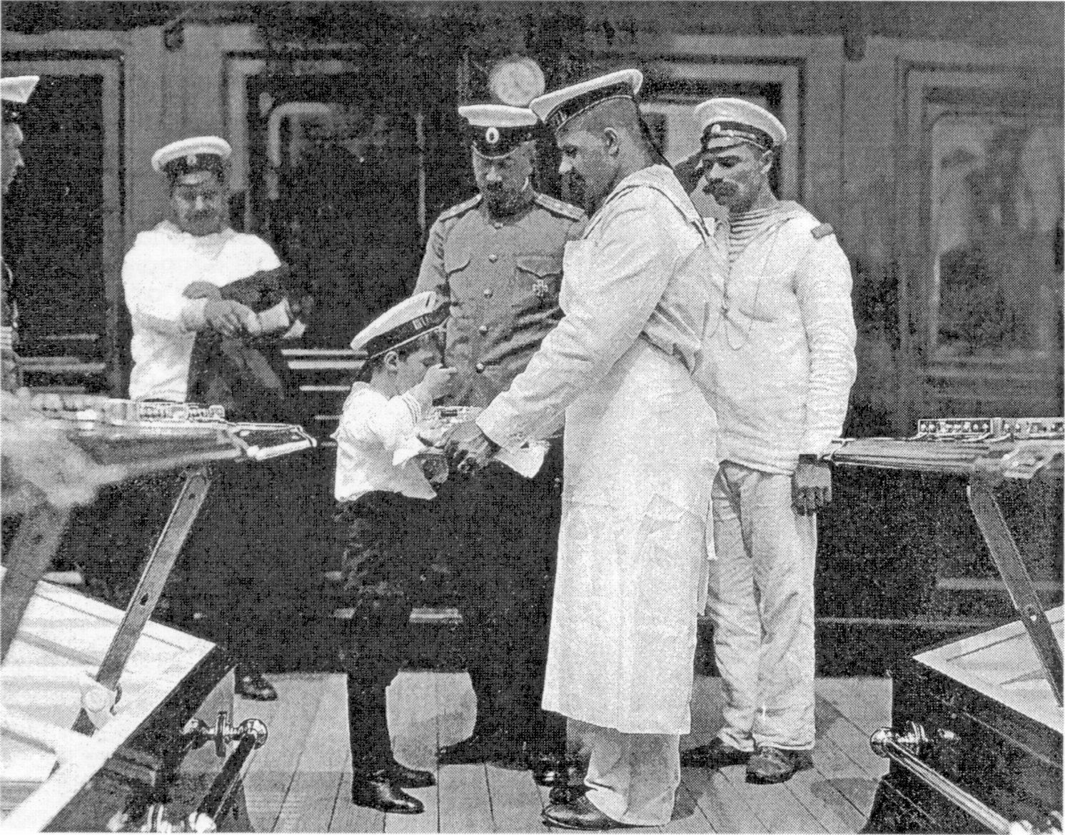 Цесаревич Алексей снимает пробу матросского обеда на камбузе «Штандарта» Цесаревич Алексей снимает пробу матросского обеда на камбузе «Штандарта»