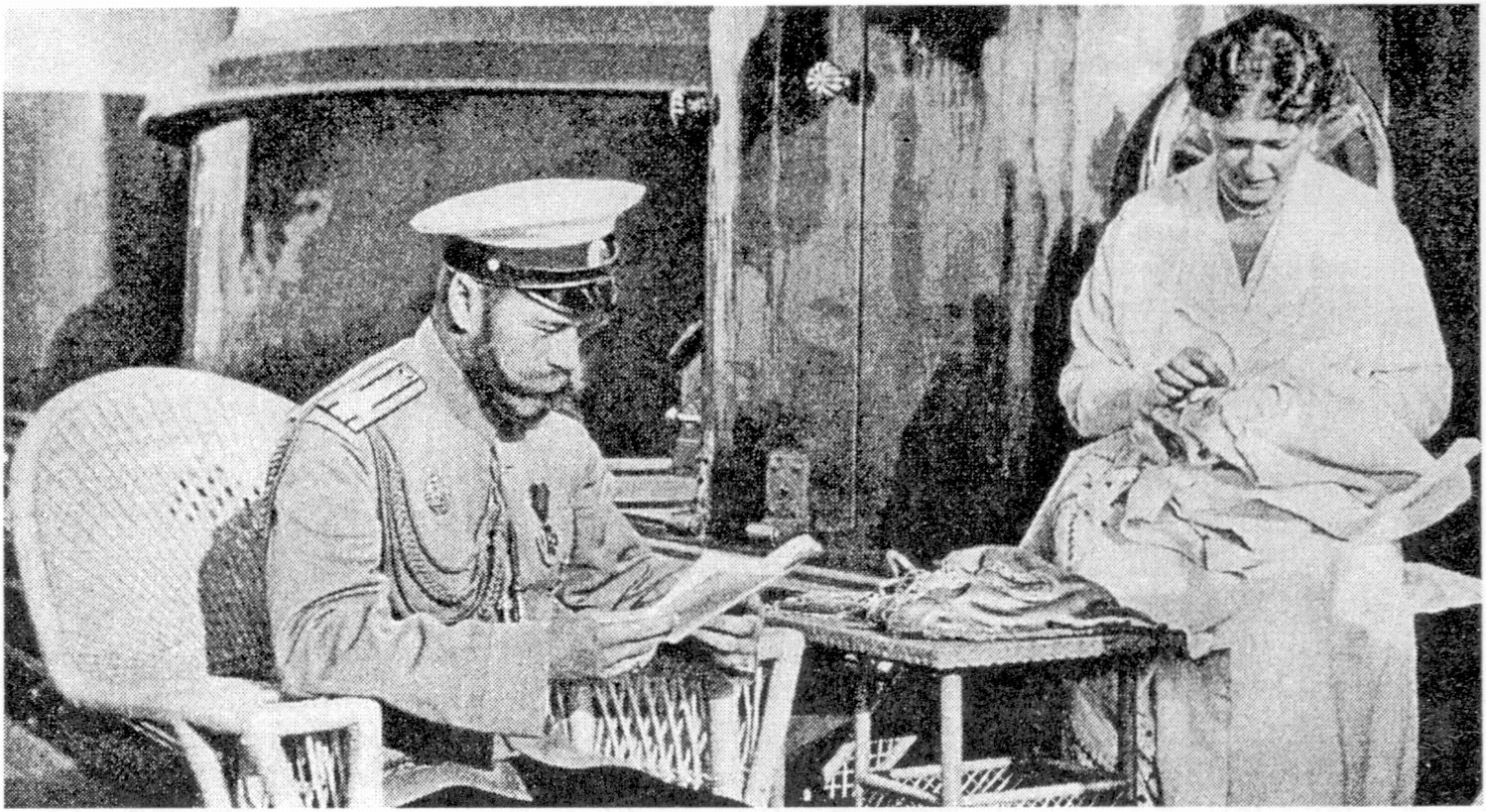 В кают-компании «Штандарта»: каждый увлеченно занимается своим делом Николай II и императрица Александра Федоровна В кают-компании «Штандарта»: каждый увлеченно занимается своим делом Николай II и императрица Александра Федоровна