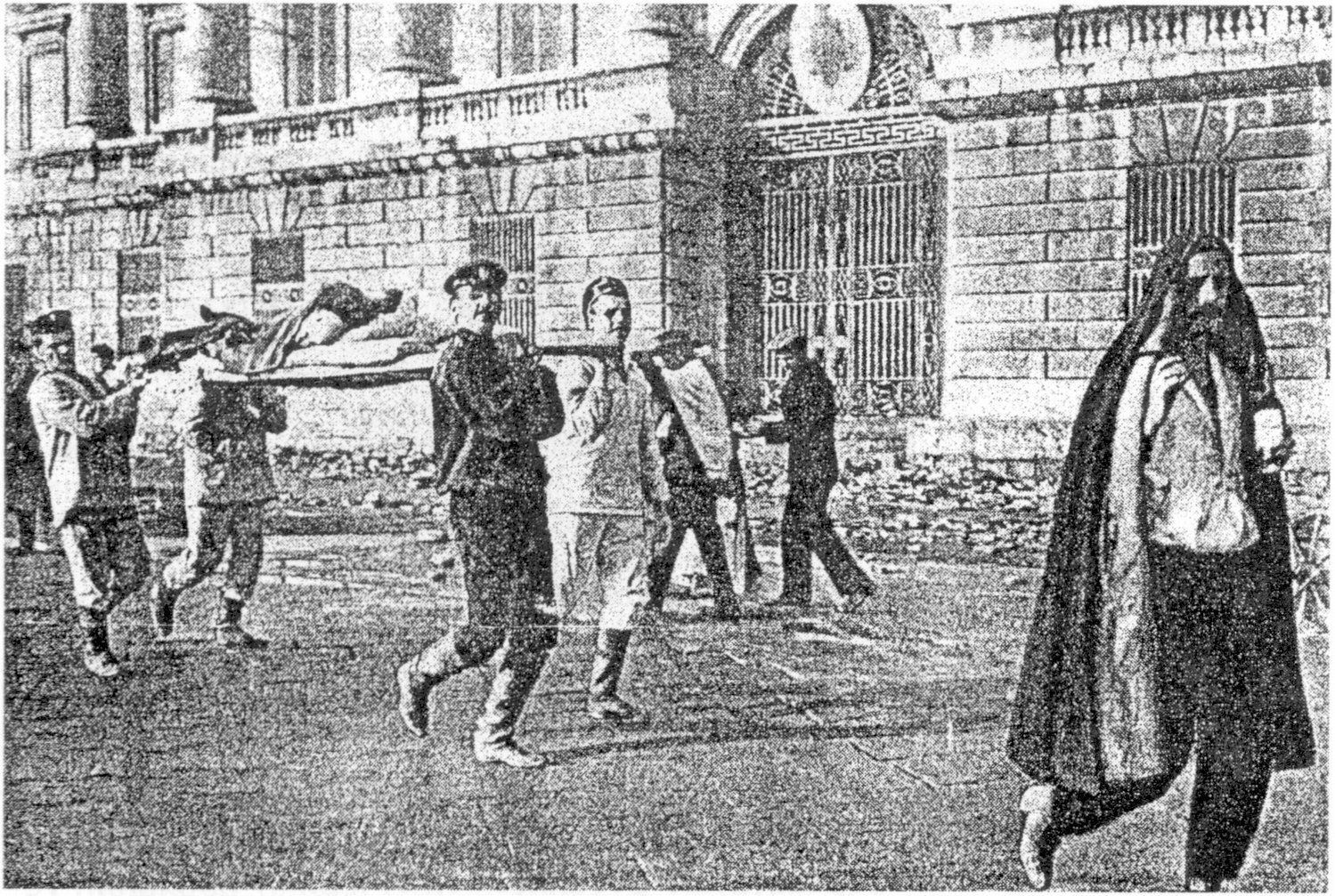 Мессина. Русские моряки извлекают людей из-под завалов. Декабрь 1908 г Мессина. Русские моряки извлекают людей из-под завалов. Декабрь 1908 г