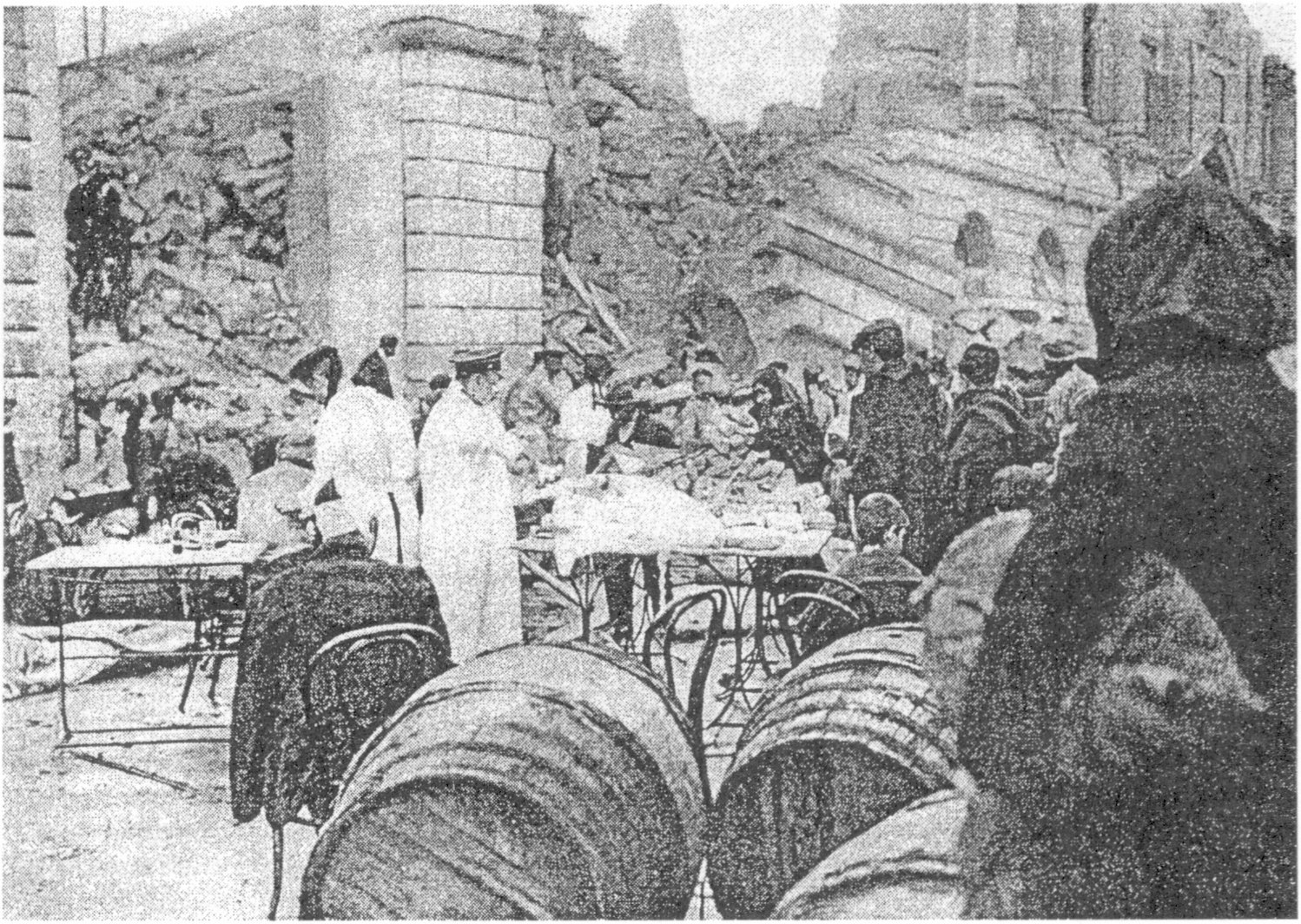 Мессина. Италия. Врачи и фельдшеры крейсера «Слава» оказывают первую помощь пострадавшим от землетрясения. Декабрь 1908 г Мессина. Италия. Врачи и фельдшеры крейсера «Слава» оказывают первую помощь пострадавшим от землетрясения. Декабрь 1908 г