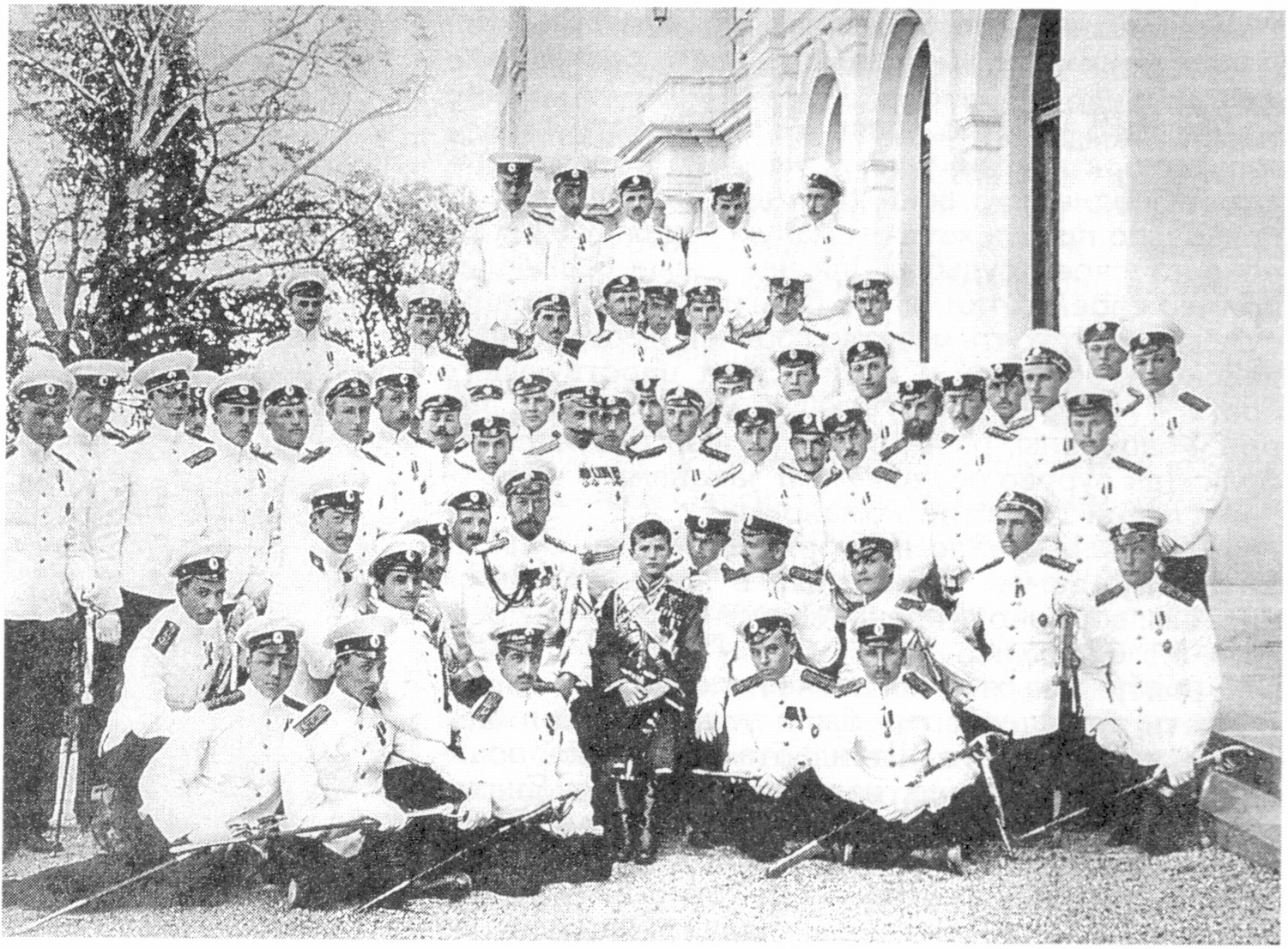 Ливадия. После церемонии производства корабельных гардемаринов в мичманы. Рядом с цесаревичем П.А. Воронов. Октябрь 1913 г Ливадия. После церемонии производства корабельных гардемаринов в мичманы. Рядом с цесаревичем П.А. Воронов. Октябрь 1913 г