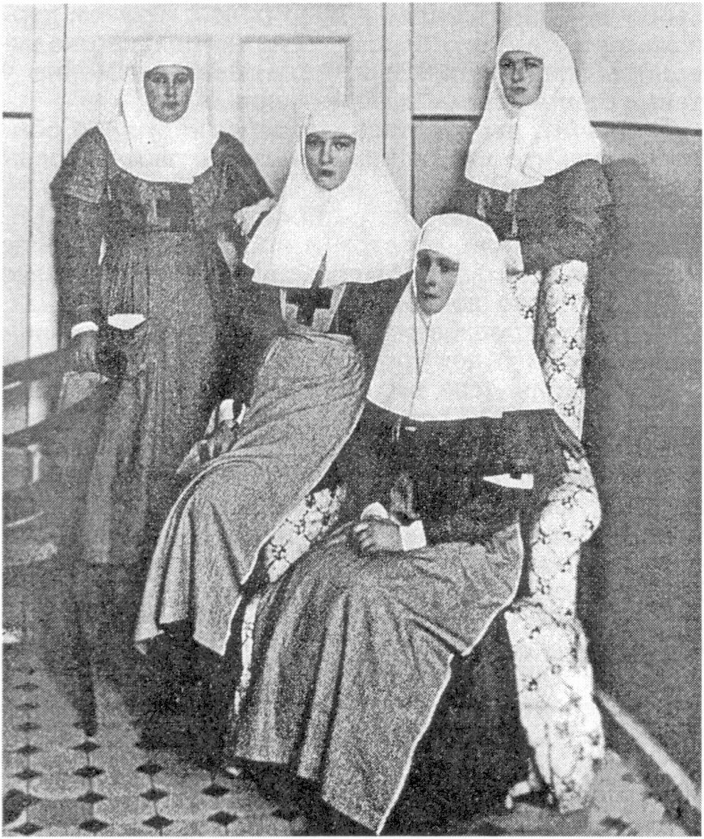 Первая мировая война. Сестры милосердия — императрица Александра Федоровна, великие княжны Ольга и Татьяна Николаевны Первая мировая война. Сестры милосердия — императрица Александра Федоровна, великие княжны Ольга и Татьяна Николаевны