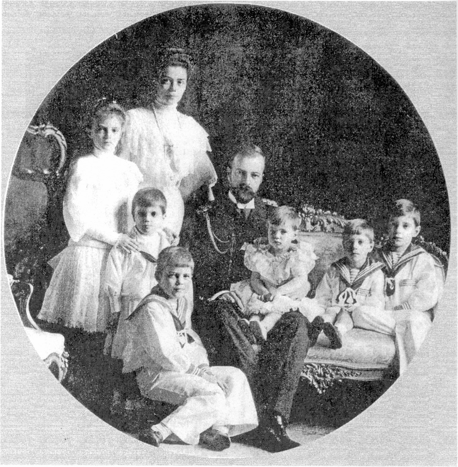 В. кн. Александр Михайлович и в. кн. Ксения Александровна с детьми. Фотография 1903—1904 гг
