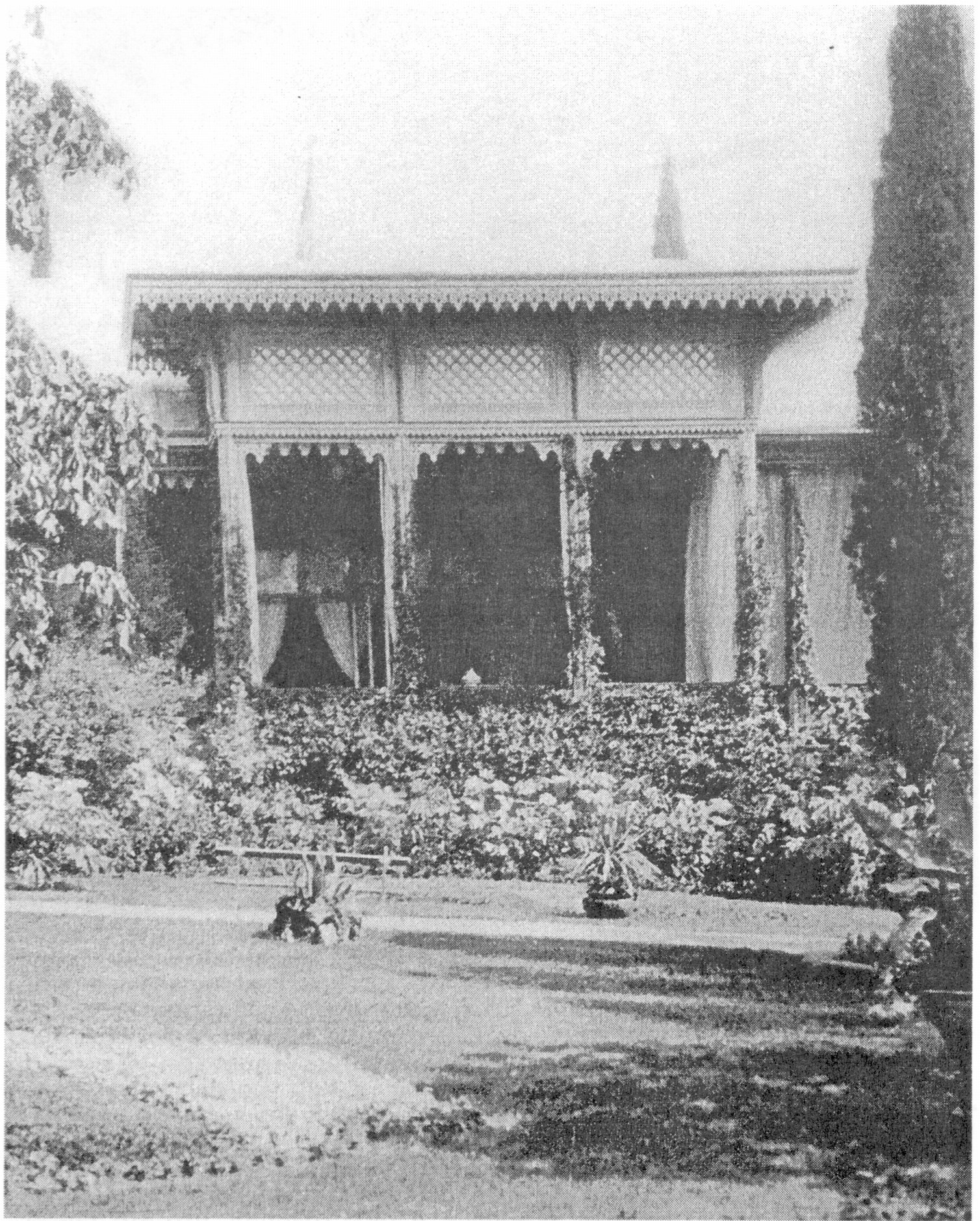 Веранда старого особняка в имении в. кн. Александра Михайловича «Ай-Тодор» Веранда старого особняка в имении в. кн. Александра Михайловича «Ай-Тодор»