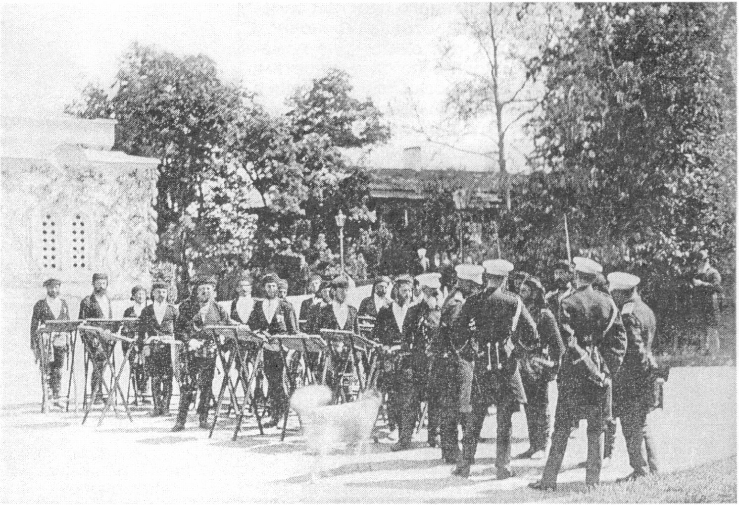 Ливадия. Император Александр III и офицеры свиты с музыкантами Кабардинской роты Ливадия. Император Александр III и офицеры свиты с музыкантами Кабардинской роты