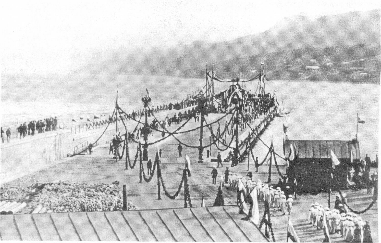 В ожидании Императорской семьи. Ялтинский мол. 1891 г В ожидании Императорской семьи. Ялтинский мол. 1891 г