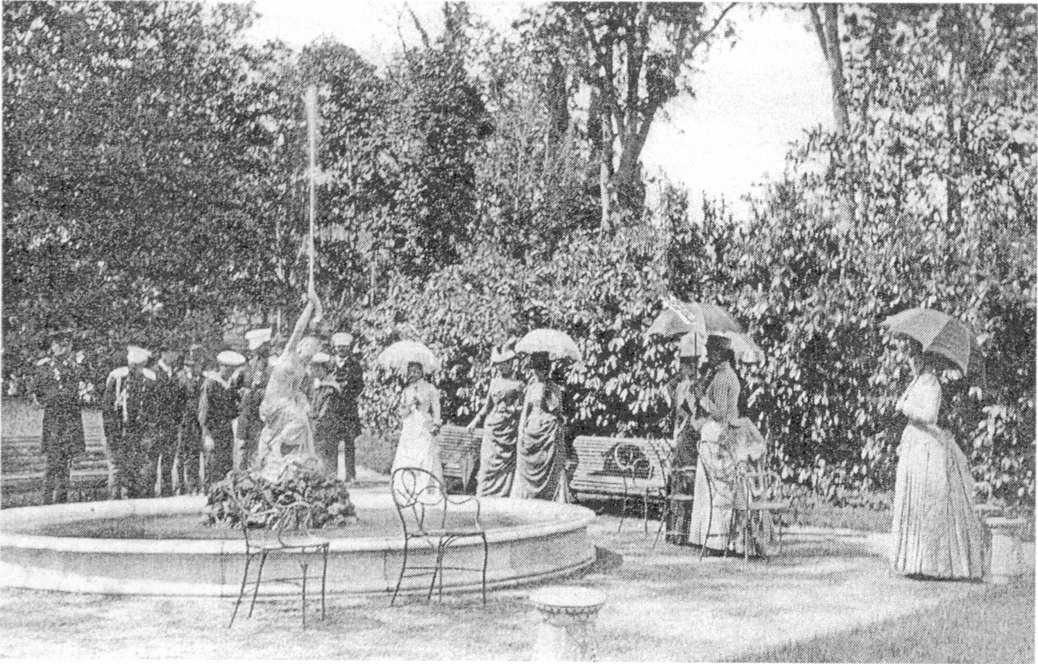 На прогулке по парку. Гости «Серебряной свадьбы» у фонтана «Нимфа» На прогулке по парку. Гости «Серебряной свадьбы» у фонтана «Нимфа»