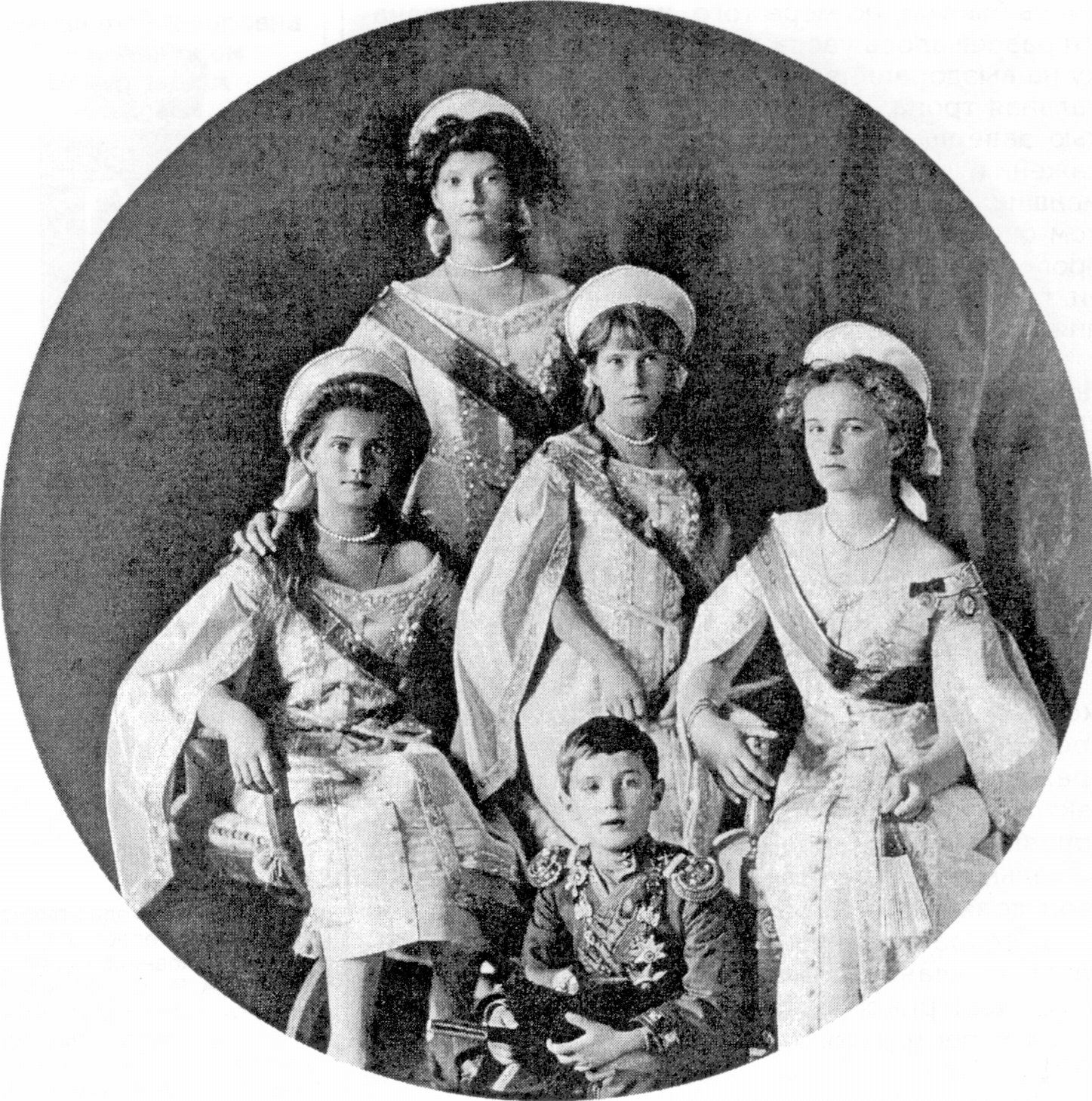 Дети Николая II. (Сидят — Мария, Алексей, Ольга; стоят — Татьяна, Анастасия). 1911 г