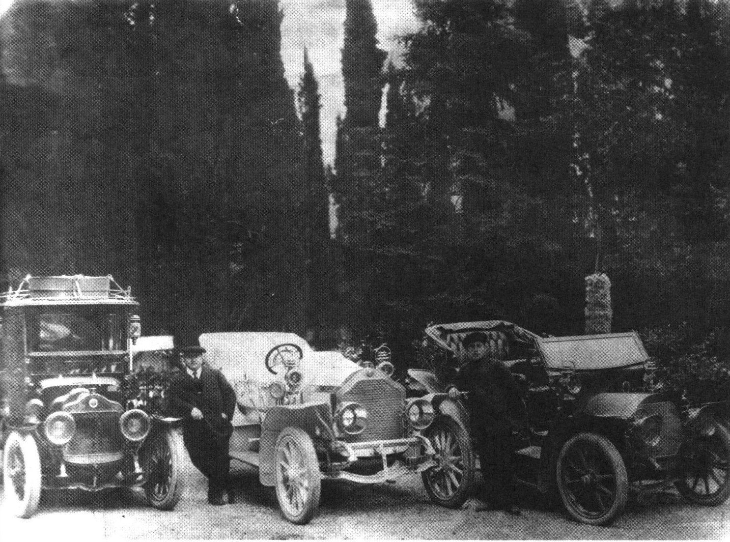 Автомобили на Южном берегу Крыма. Фото нач. XX в. Автомобили на Южном берегу Крыма. Фото нач. XX в.