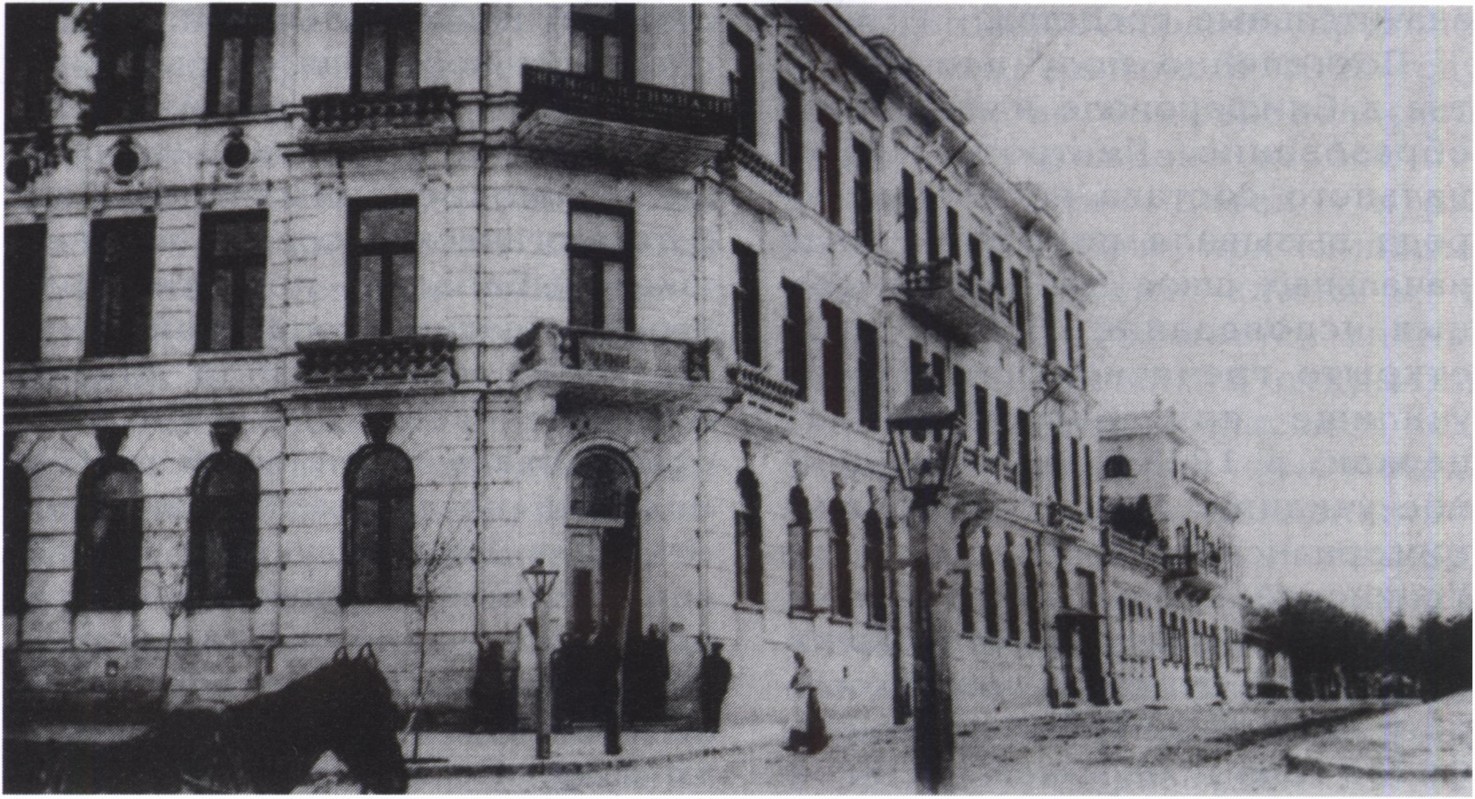 На первом плане — женская гимназия В.А. Станишевской. Главный вход. На втором — дом К.Ф. Шлее На первом плане — женская гимназия В.А. Станишевской. Главный вход. На втором — дом К.Ф. Шлее