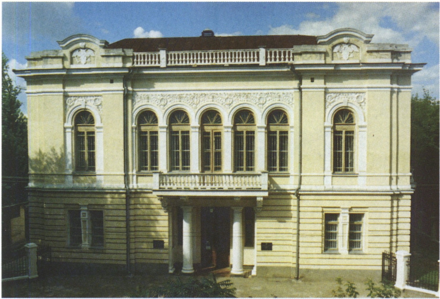 Офицерский клуб Литовского полка. Главный фасад. Архитекторы: Ф.К. Киблер, Е.Д. Садовский, А.Я. Рыков. 1913 г Офицерский клуб Литовского полка. Главный фасад. Архитекторы: Ф.К. Киблер, Е.Д. Садовский, А.Я. Рыков. 1913 г