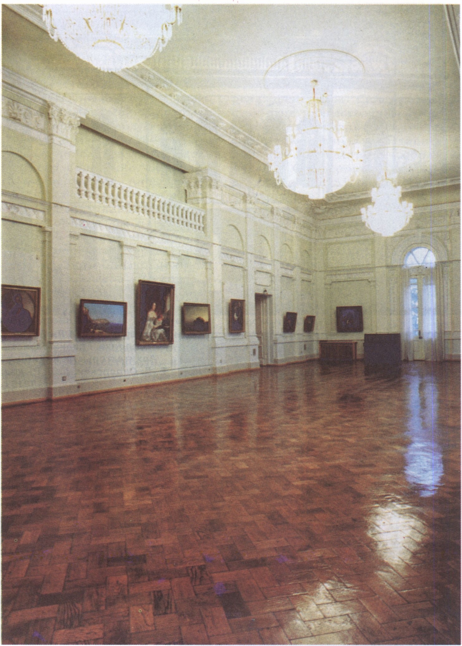 Офицерское собрание 51-го пехотного Литовского полка (Симферопольский художественный музей). Парадный зал. Фото 2000 г Офицерское собрание 51-го пехотного Литовского полка (Симферопольский художественный музей). Парадный зал. Фото 2000 г