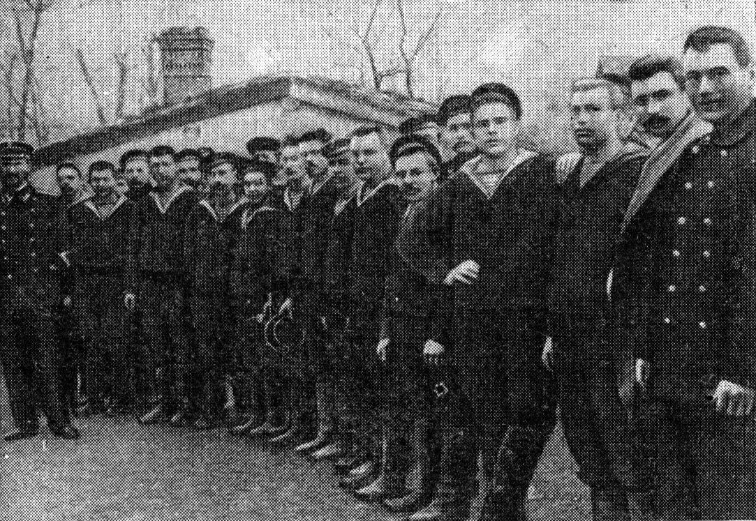 Группа подсудимых матросов — участников восстания на крейсере «Очаков» с Частником (1) и Гладковым (2)