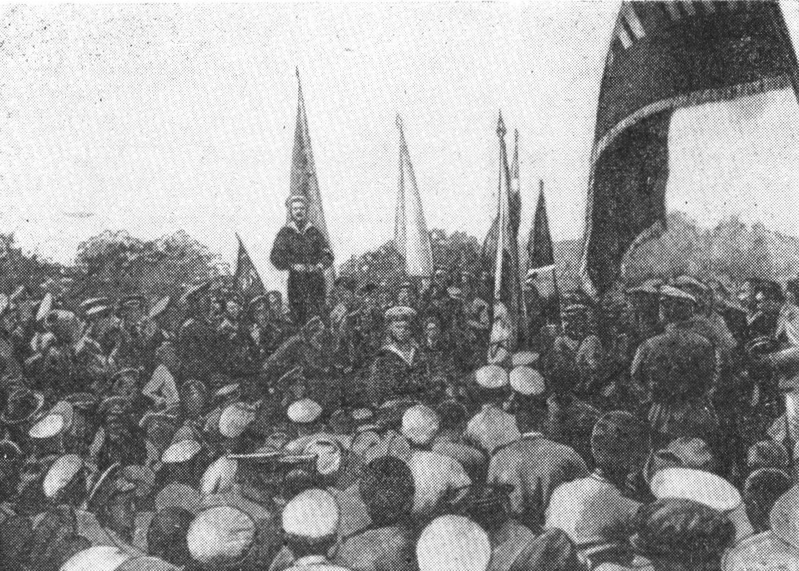 Митинг в Севастополе. Матросы-большевики Балтийского флота призывают моряков Черноморского флота и солдат Севастопольского гарнизона к борьбе за власть Советов Митинг в Севастополе. Матросы-большевики Балтийского флота призывают моряков Черноморского флота и солдат Севастопольского гарнизона к борьбе за власть Советов