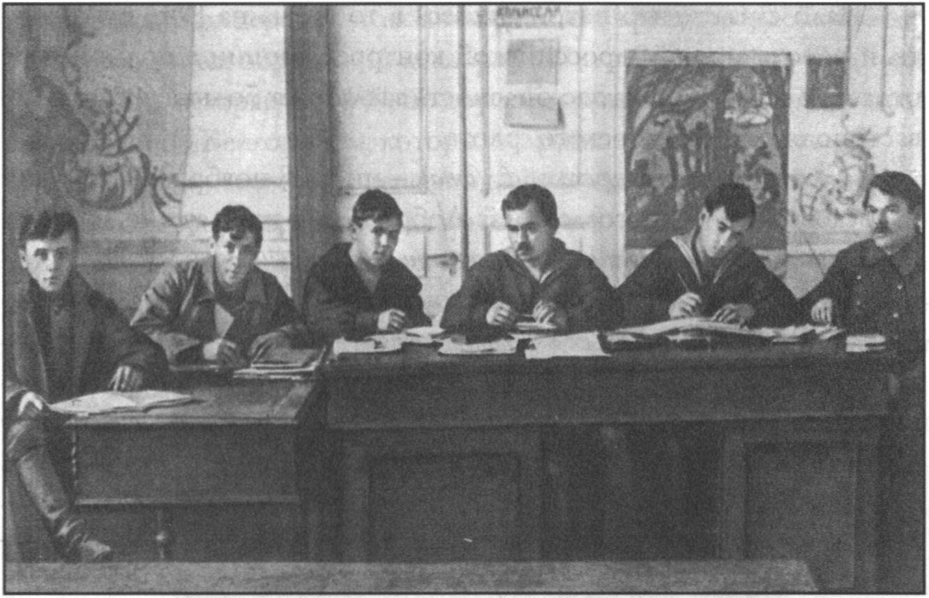 Ноябрь 1917 г. Совещание по вопросу отправки на Дон отрядов матросов. В центре — главный комиссар ЧФ В.В. Роменец Ноябрь 1917 г. Совещание по вопросу отправки на Дон отрядов матросов. В центре — главный комиссар ЧФ В.В. Роменец