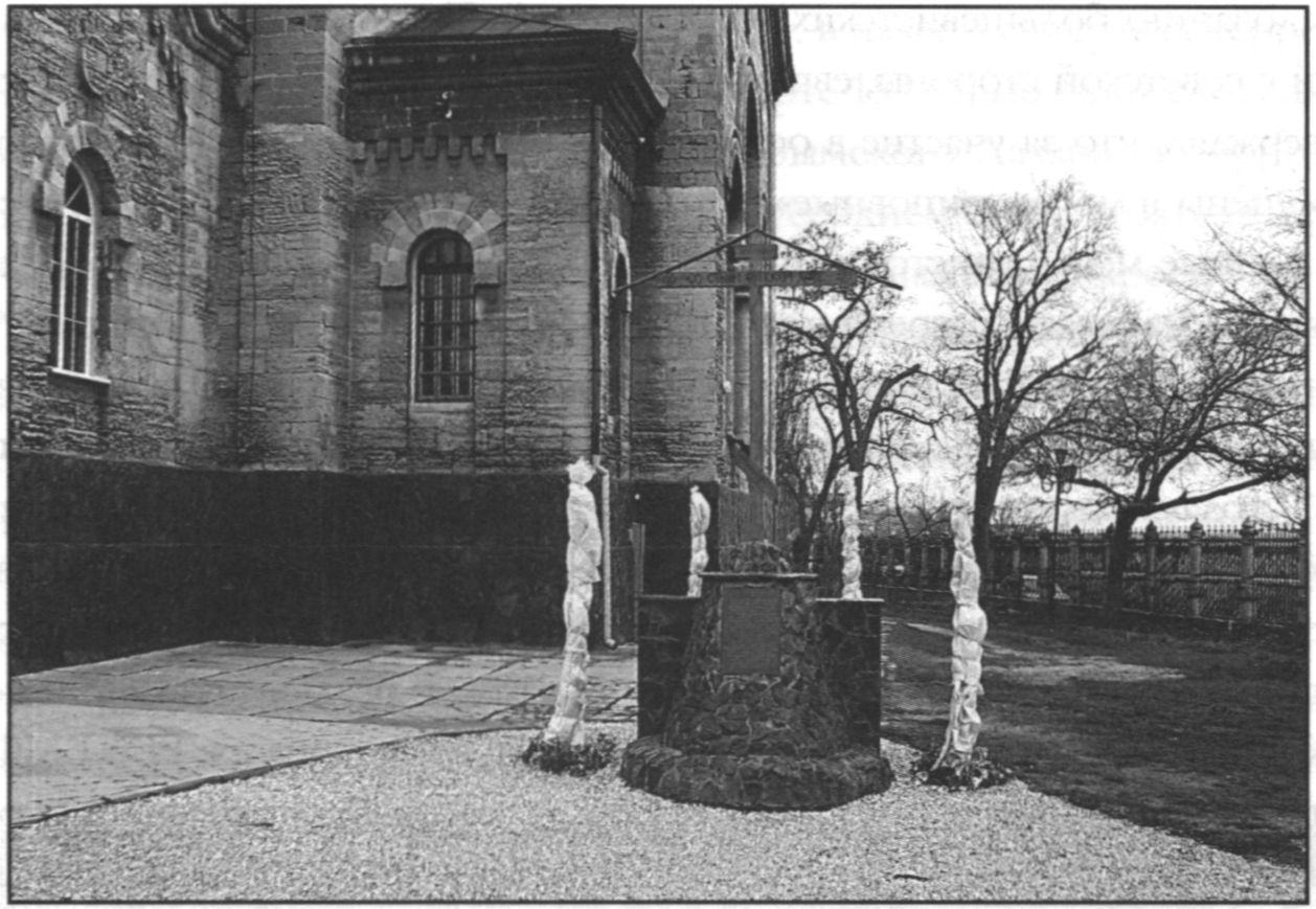 Памятный крест жертвам большевистского террора в Евпатории. Январь 2010 г Памятный крест жертвам большевистского террора в Евпатории. Январь 2010 г