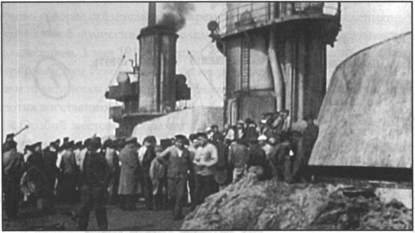 Линейный корабль 'Свободная Россия' накануне затопления. Новороссийск, июнь 1918 г Линейный корабль 'Свободная Россия' накануне затопления. Новороссийск, июнь 1918 г