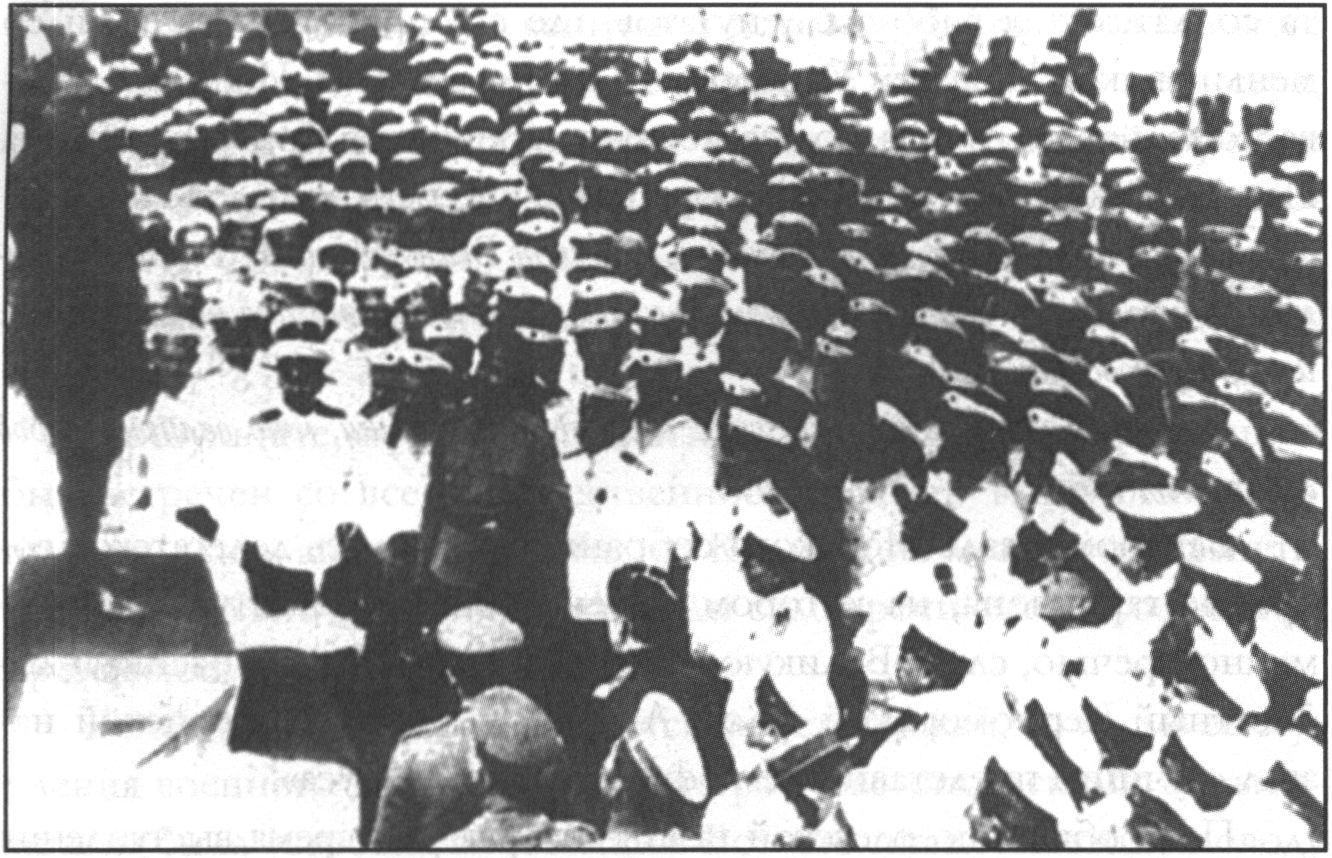 Выступление А.Ф. Керенского на одном из кораблей Черноморского флота. В первом ряду третий справа — командующий ЧФ вице-адмирал А.В. Колчак Выступление А.Ф. Керенского на одном из кораблей Черноморского флота. В первом ряду третий справа — командующий ЧФ вице-адмирал А.В. Колчак