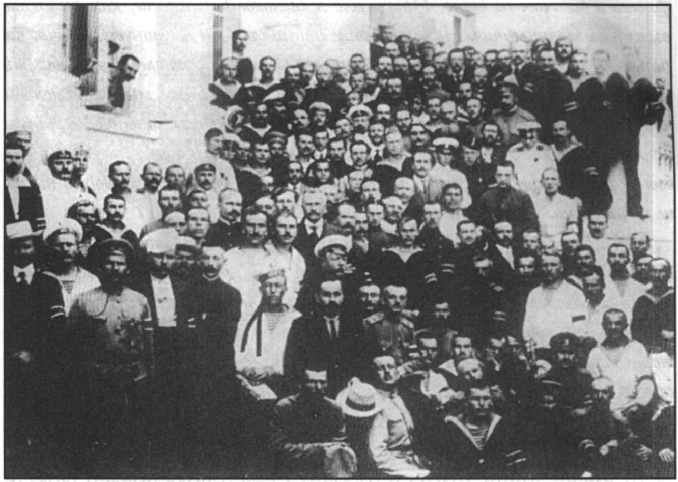 А.Ф. Керенский и А.В. Колчак в группе членов Севастопольского ЦИК Севастополь, май 1917 г А.Ф. Керенский и А.В. Колчак в группе членов Севастопольского ЦИК Севастополь, май 1917 г