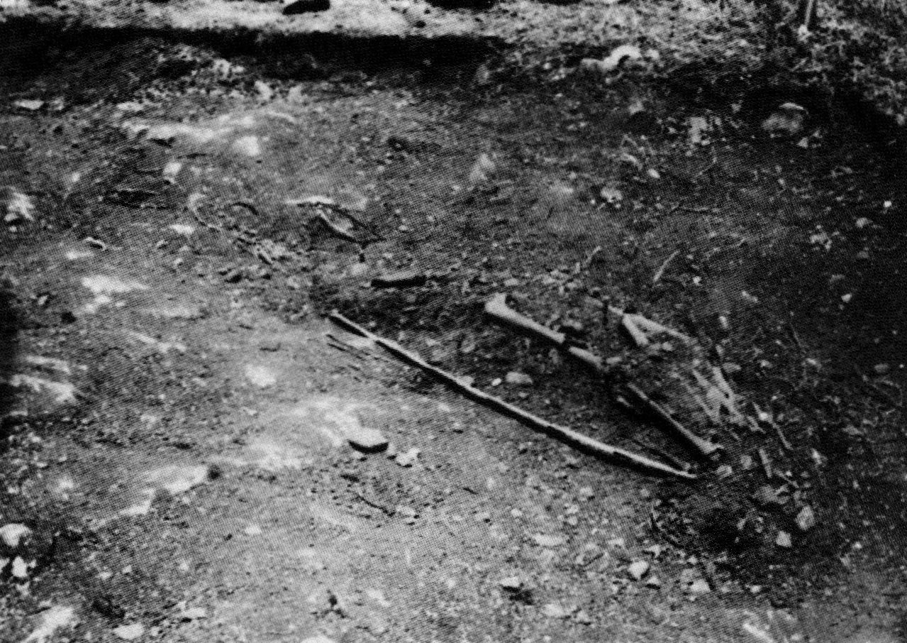 Мангуп. Погребение у тарапана в районе церкви Св. Константина Вид с юга. Фото Е.В. Веймарна