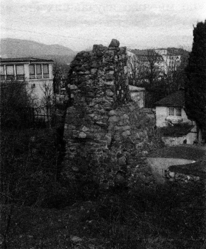 Крепость Алустон. Башня Орта-Куле. Вид с запада Крепость Алустон. Башня Орта-Куле. Вид с запада