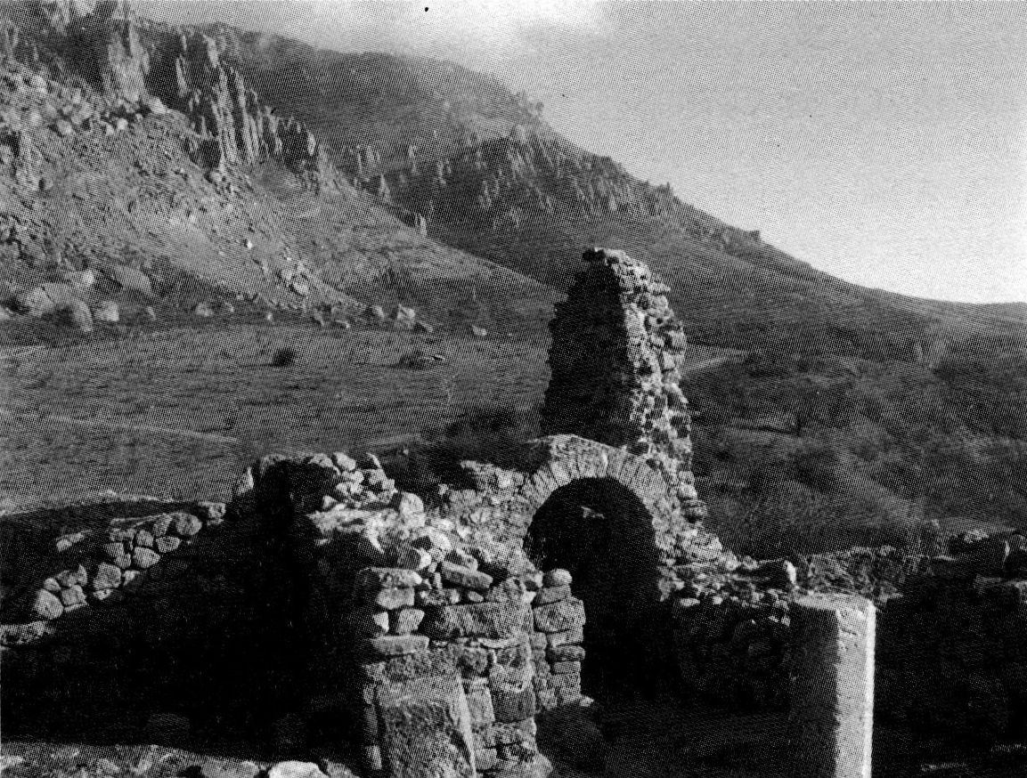 Крепость Фуна. Вид с северо-запада на остатки донжона Крепость Фуна. Вид с северо-запада на остатки донжона