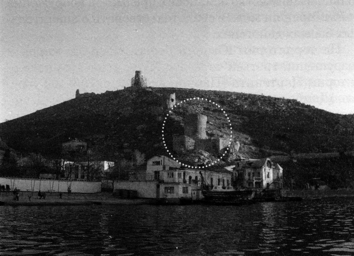 Крепость Чембало. Нижняя башня — башня Барнабо Грилло Крепость Чембало. Нижняя башня — башня Барнабо Грилло