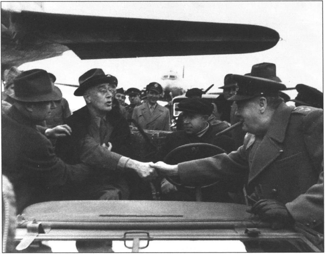 Встреча У. Черчилля и Ф. Рузвельта на военном аэродроме в Саках. 3 февраля 1945 г.