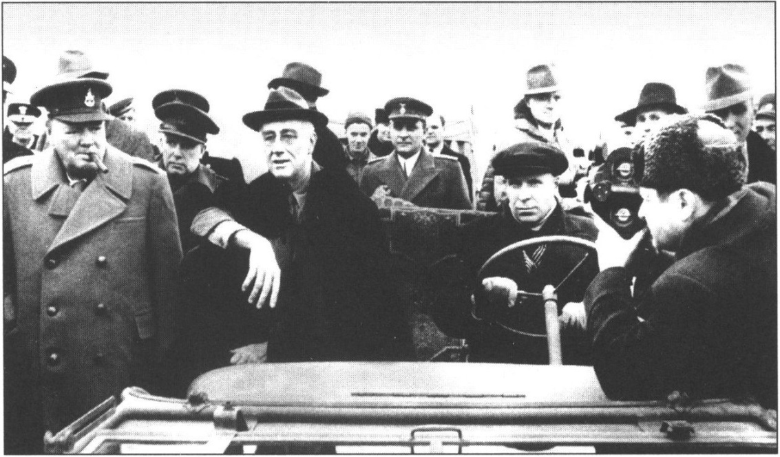 У. Черчилль и Ф. Рузвельт на военном аэродроме в Саках. 3 февраля 1945 г.