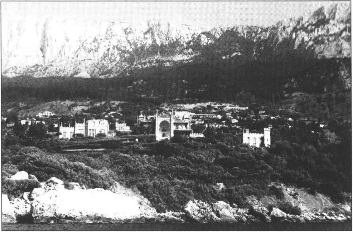 Вид на Воронцовский дворец со стороны моря. Довоенная фотография Вид на Воронцовский дворец со стороны моря. Довоенная фотография