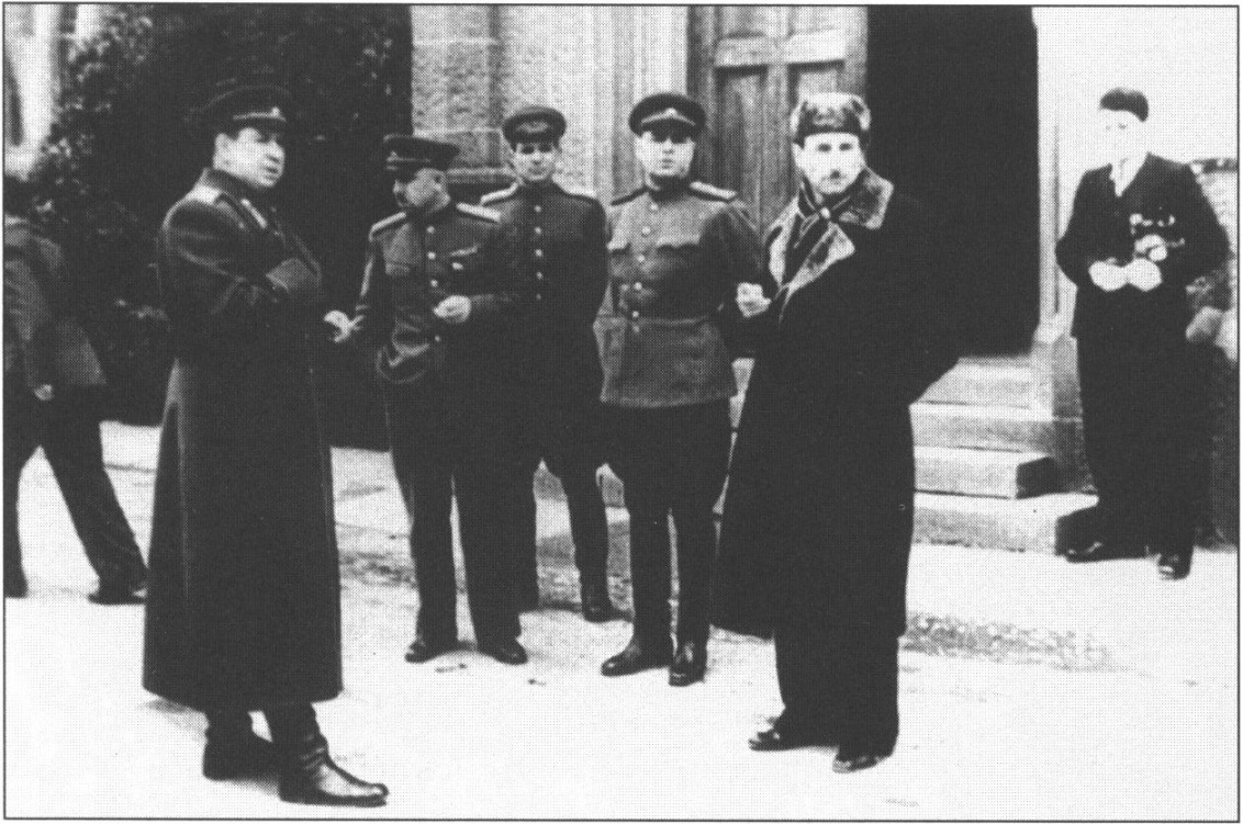 Члены советской делегации в Парадном дворе Алупкинского дворца. Первый справа на переднем плане — кинорежиссер С.А. Герасимов Члены советской делегации в Парадном дворе Алупкинского дворца. Первый справа на переднем плане — кинорежиссер С.А. Герасимов