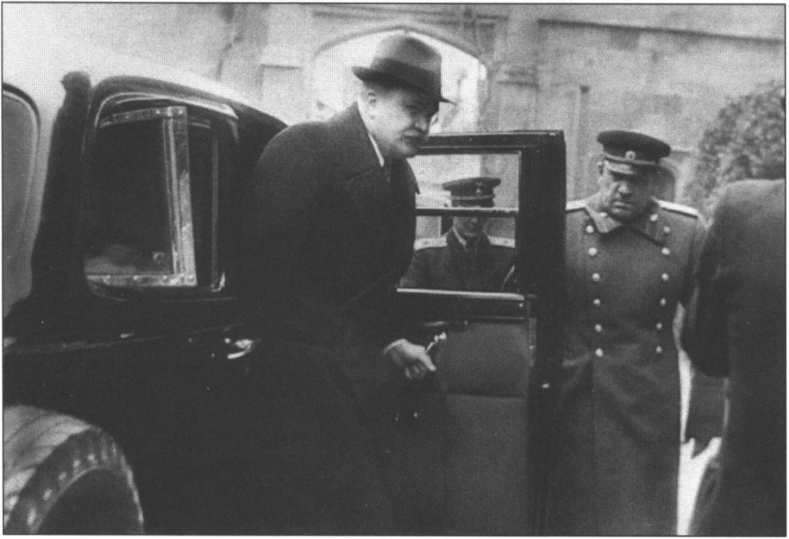 Прибытие В.М. Молотова в Алупкинский дворец. Февраль 1945 г. Прибытие В.М. Молотова в Алупкинский дворец. Февраль 1945 г.