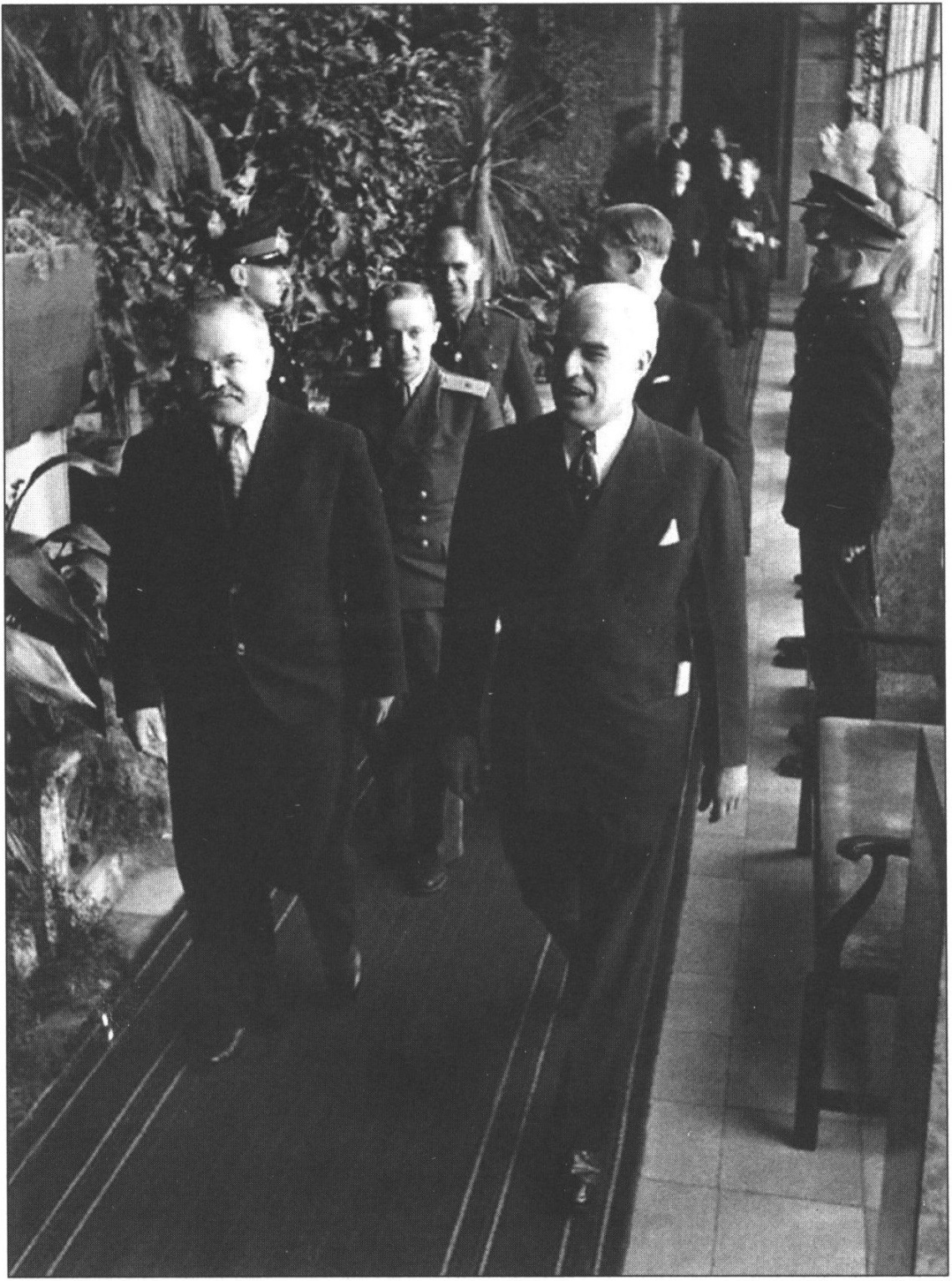 Министры иностранных дел В.М. Молотов и Э. Стеттиниус в Зимнем саду Алупкинского дворца (направляются на заседание в Парадную столовую)