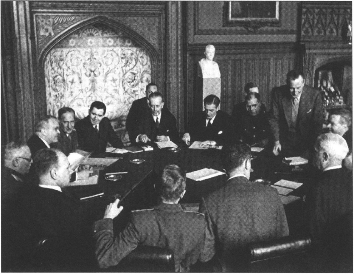 Заседание министров иностранных дел в Парадной столовой Алупкинского дворца Заседание министров иностранных дел в Парадной столовой Алупкинского дворца