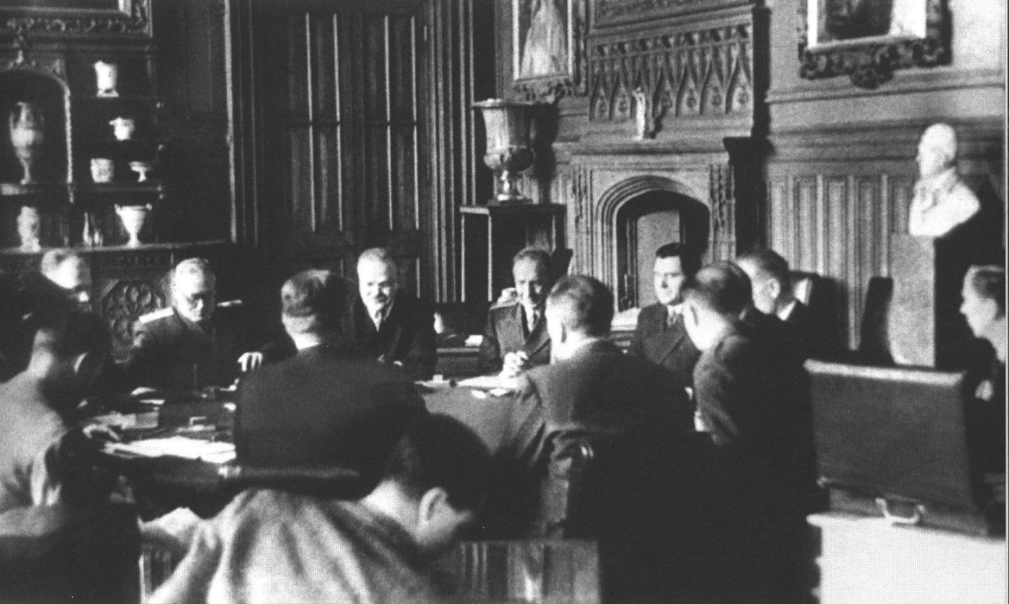 Заседание министров иностранных дел СССР, США и Великобритании в Парадной столовой Алупкинского дворца. В.М. Молотов, народный комиссар иностранных дел СССР (в центре); С.А. Голунский, эксперт-консультант Правового отдела НКИД СССР; А.А. Громыко, посол СССР в США; А. Кадоган, постоянный заместитель министра иностранных дел Великобритании; Э. Иден, министр иностранных дел Великобритании; А. Бирс, военный переводчик делегации Великобритании; Ф. Мэтьюс, директор Европейского отдела Государственного департамента США; Ч. Болен, помощник госсекретаря США; Э. Стеттиниус, госсекретарь США; В.Н. Павлов, переводчик советской делегации; Ф.Т. Гусев, посол СССР в Великобритании; А.Я. Вышинский, заместитель народного комиссара иностранных дел СССР Заседание министров иностранных дел СССР, США и Великобритании в Парадной столовой Алупкинского дворца. В.М. Молотов, народный комиссар иностранных дел СССР (в центре); С.А. Голунский, эксперт-консультант Правового отдела НКИД СССР; А.А. Громыко, посол СССР в США; А. Кадоган, постоянный заместитель министра иностранных дел Великобритании; Э. Иден, министр иностранных дел Великобритании; А. Бирс, военный переводчик делегации Великобритании; Ф. Мэтьюс, директор Европейского отдела Государственного департамента США; Ч. Болен, помощник госсекретаря США; Э. Стеттиниус, госсекретарь США; В.Н. Павлов, переводчик советской делегации; Ф.Т. Гусев, посол СССР в Великобритании; А.Я. Вышинский, заместитель народного комиссара иностранных дел СССР