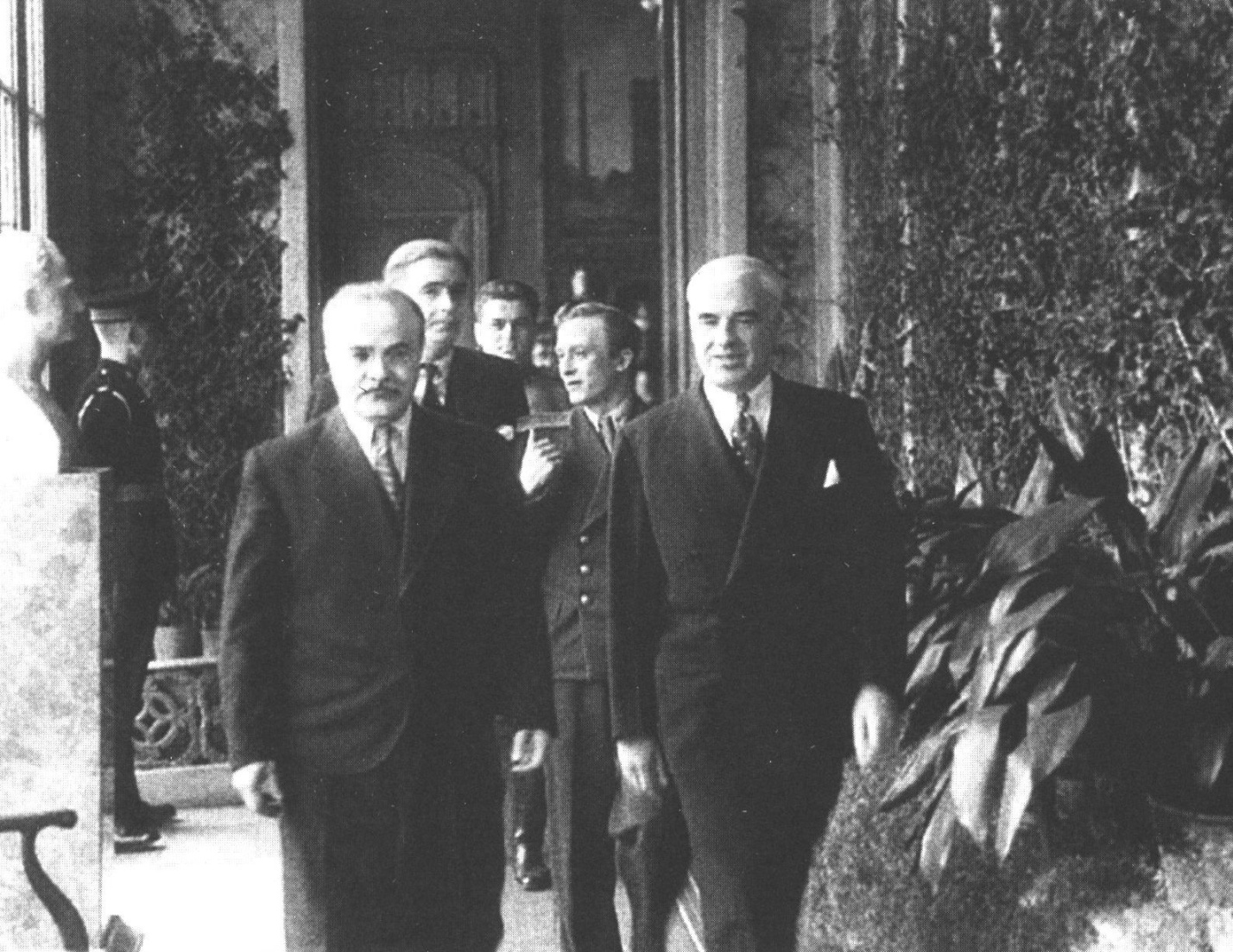 В.М. Молотов, Э. Стеттиниус, Э. Иден в Зимнем саду Алупкинского дворца (идут из Парадной столовой) В.М. Молотов, Э. Стеттиниус, Э. Иден в Зимнем саду Алупкинского дворца (идут из Парадной столовой)